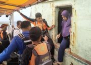 Tim SAR Evakuasi Kapal Rute Wanci – Kaledupa yang Mati Mesin di Perairan Antara Pulau Komponaone dan Kaledupa Wakatobi.