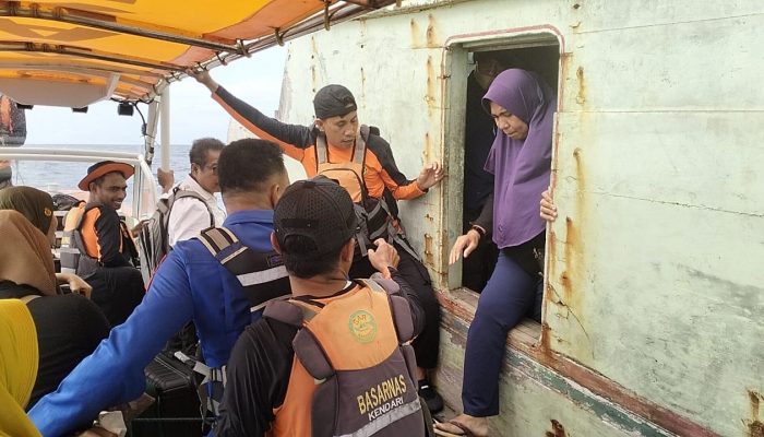 Tim SAR Evakuasi Kapal Rute Wanci – Kaledupa yang Mati Mesin di Perairan Antara Pulau Komponaone dan Kaledupa Wakatobi.