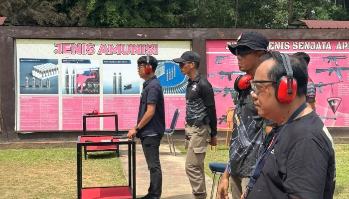 Jurnalis di Kendari Ikut Berpartisipasi Dalam Lomba Menembak Semarak Hari Bhayangkara ke 79