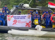 Ditpolairud Polda Sultra Berbagi Bansos Ke Masyarakat Nelayan Teluk Kendari