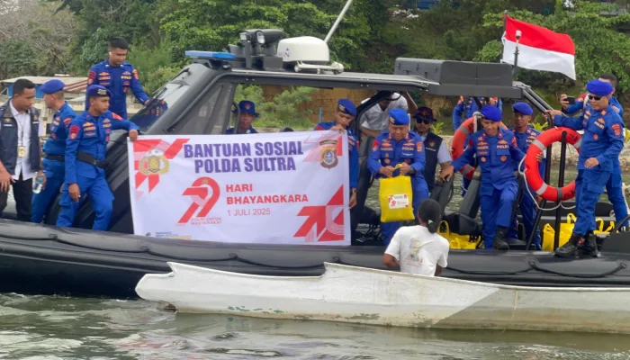 Ditpolairud Polda Sultra Berbagi Bansos Ke Masyarakat Nelayan Teluk Kendari
