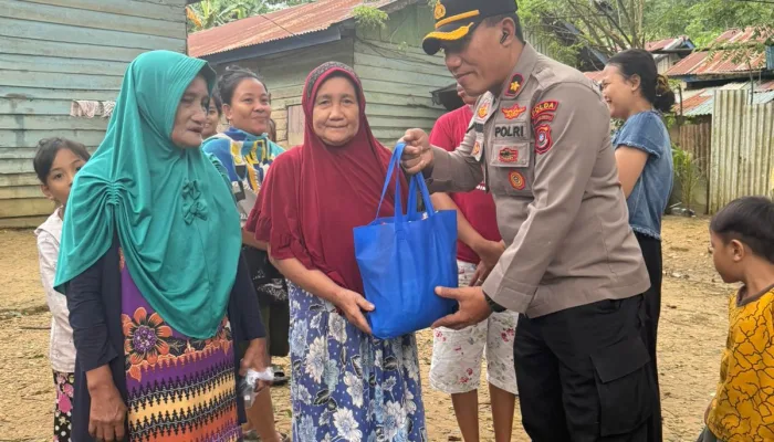 Ditbinmas Polda Sultra Salurkan Bansos untuk Warga Sekitar TPA Puwatu