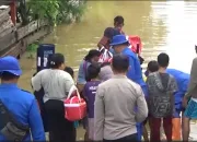 Ditpolairud Polda Sultra Terjunkan Personil dan Peralatan Bantu Evakuasi Pengungsi Banjir Sungai Wanggu