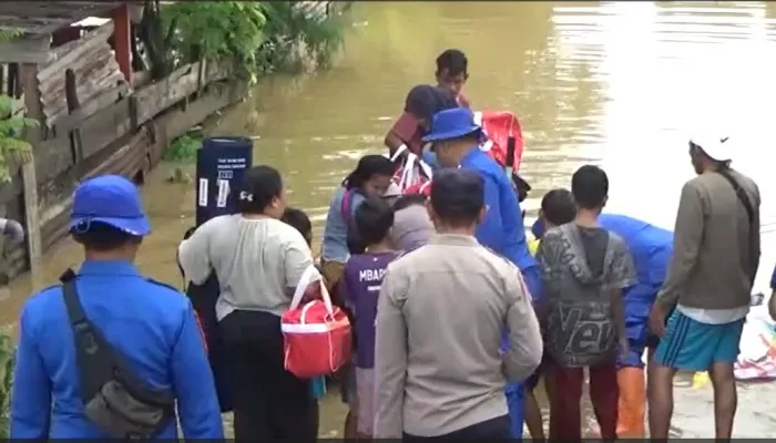 Ditpolairud Polda Sultra Terjunkan Personil dan Peralatan Bantu Evakuasi Pengungsi Banjir Sungai Wanggu