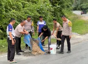 Satlantas Polres Koltim Bersama Warga Bahu Membahu Tambal Jalan Berlubang Demi Keselamatan Pengguna Kendaraan