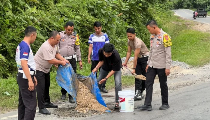 Satlantas Polres Koltim Bersama Warga Bahu Membahu Tambal Jalan Berlubang Demi Keselamatan Pengguna Kendaraan