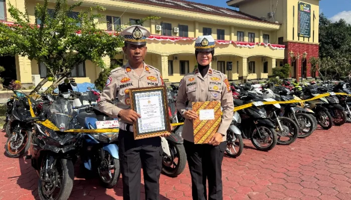 Satlantas Polresta Kendari Terima Penghargaan Kategori Keaktifan Penindakan Pelanggaran Lalu Lintas Pada Operasi Patuh Anoa 2025