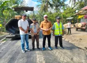 Bupati Koltim Cek Progres Pengaspalan Jalan di Desa Tasahea