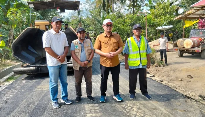 Bupati Koltim Cek Progres Pengaspalan Jalan di Desa Tasahea