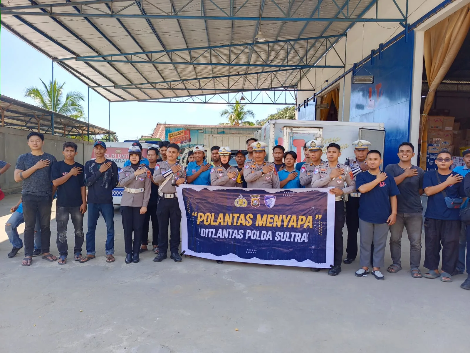 Lewat Program “Polantas Menyapa” Polda Sultra Ajak Driver Logistik Pahami Keselamatan Berlalu Lintas