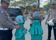Sisi Humanis Operasi Patuh Anoa 2025, Dirlantas Polda Sultra Bagi Helm Ke Pengendara