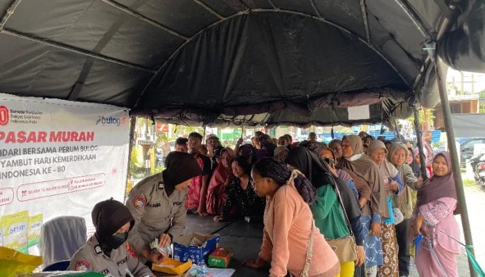 Warga Padati Lokasi Pasar Murah Polresta Kendari