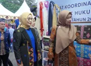 Ketua Dekranasda Sultra Kunjungi Stand Dekranasda Koltim di Rakornas PHD 15 539995133 1104598515132819 5179294379923373780 n