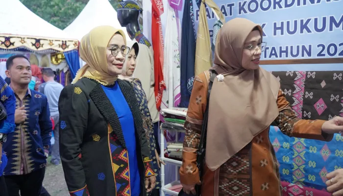 Ketua Dekranasda Sultra Kunjungi Stand Dekranasda Koltim di Rakornas PHD