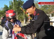 Sambut HUT RI ke-80, Brimob Sultra Bagi-Bagi 1000 Bendera Merah Putih ke Pengendara