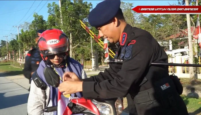 Sambut HUT RI ke-80, Brimob Sultra Bagi-Bagi 1000 Bendera Merah Putih ke Pengendara