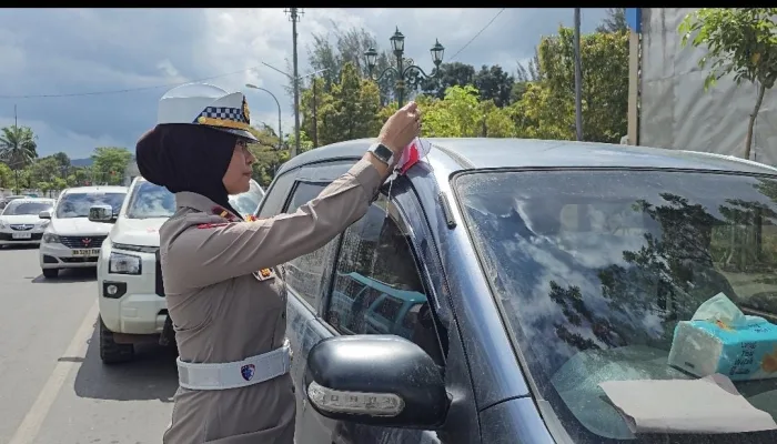 Sambut Hari Kemerdekaan RI Ke 80, Polresta Kendari Bagikan Bendera Merah Putih ke Pengendara