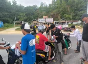 Sambut Kemerdekaan RI, Warga Kota Lama Berbagi Bendera Merah Putih