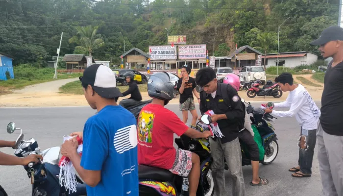 Sambut Kemerdekaan RI, Warga Kota Lama Berbagi Bendera Merah Putih