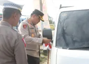 Tumbuhkan Rasa Nasionalisme dan Cinta Tanah Air, Polresta Kendari Bagi Bendera