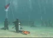 34 Penyelam Sultra Kibarkan Bendera di Bawah Laut