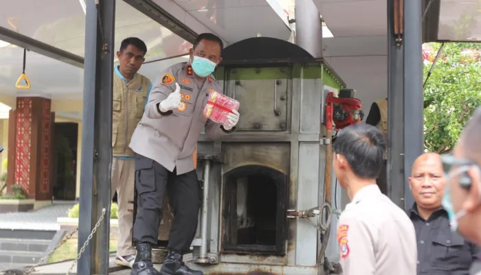 Musnahkan Sabu 8,2 Kg, Kapolda Sultra Apresiasi Personel Ditresnarkoba dan Minta Hakim Jerat Tersangka dengan Hukuman Mati