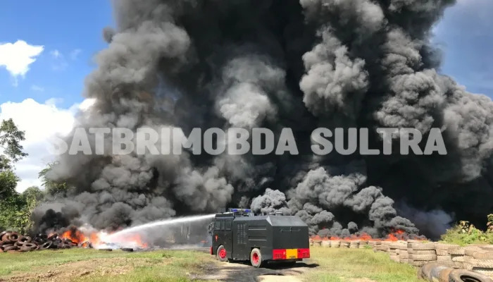 Brimob Polda Sultra Kerahkan Dua Water Cannon Padamkan Kebakaran Pabrik Ban Bekas di Konsel