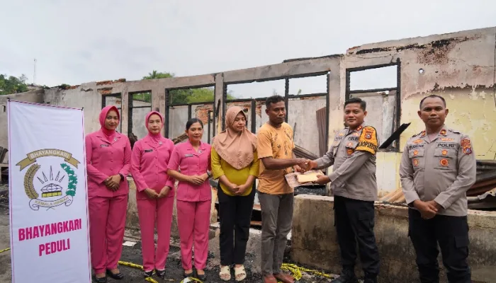 Wakapolresta Kendari Bersama Bhayangkari Salurkan Bantuan Dana ke Personel Terdampak Kebakaran