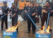 Bea Cukai Kendari Musnahkan Rokok Serta Minuman Beralkohol Ilegal Hasil Penindakan