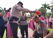 Kapolresta Kendari Pimpin Upacara Laporan Kenaikan Pangkat 108 Personel Polri dan PNS Polri