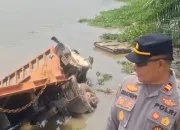 Truk Pengangkut Ekskavator Terjun ke Sungai di Morosi, Dua Orang Luka