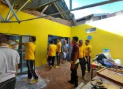 Personel Polsek Lasolo Gerak Cepat Bersihkan Rumah Warga yang Roboh Diterjang Angin Kencang