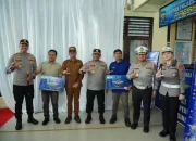 Kapolda Sultra Serahkan SIM Melalui Aplikasi SINAR ke Pengendara di Kolaka