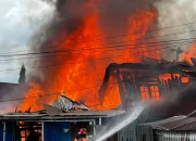 Kebakaran Hanguskan Dua Kios dan Satu Rumah di Mandonga, Kerugian Ditaksir Rp100 Juta