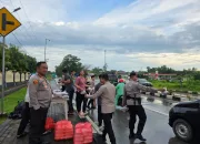 Kapolda Sultra Berbagi Takjil Ramadhan ke Pengendara