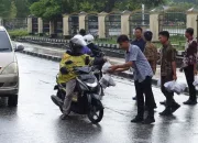 Ditintelkam Polda Sultra Bagikan Takjil Gratis kepada Pengguna Jalan di Hari Kedua Ramadhan