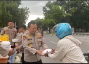 Biro SDM Polda Sultra Bagikan 200 Paket Takjil kepada Warga dan Pengendara