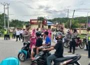 Polres Bombana Bagikan Takjil, Perkuat Sinergi dan Kepedulian di Bulan Ramadan