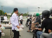 Ditreskrimum Polda Sultra Bagi Takjil Berbuka Puasa ke Pengendara
