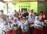Polri Salurkan Bantuan Seragam dan Perlengkapan Sekolah bagi Siswa di Kolaka