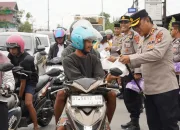 Moment Ramadan Kapolresta dan Jajaran Kompak Berbagi Paket Takjil ke Pengguna Jalan