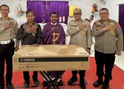 Wakapolda Sultra Hadiri Misa di Gereja St. Isidorus, Serahkan Bantuan Keyboard dan Gelar Bakti Kesehatan