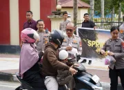 Berbagi Berkah Ramadan, Wakapolda Sultra Bagikan Takjil kepada Pengendara
