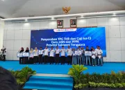Gubernur Sultra Serahkan TPG, THR, Gaji ke-13 Guru dan Seragam Sekolah Siswa SLB