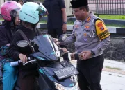 Menjelang Berbuka, Ditlantas Polda Sultra Berbagi Takjil untuk Pengguna Jalan 13 IMG 20260312 WA0015