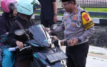 Menjelang Berbuka, Ditlantas Polda Sultra Berbagi Takjil untuk Pengguna Jalan 7 IMG 20260312 WA0015