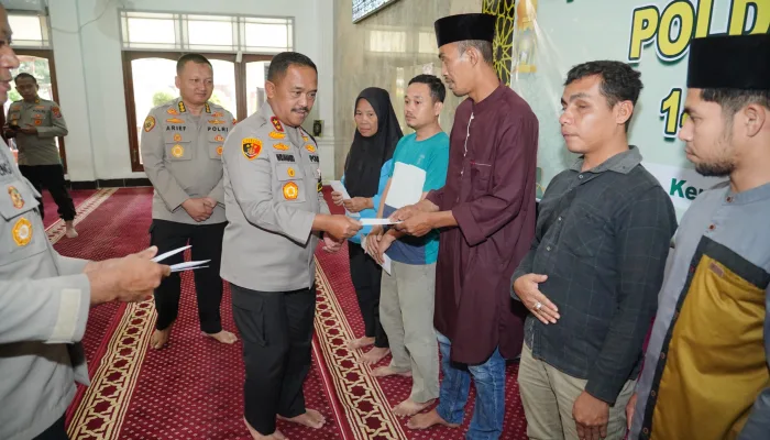 Kapolda Sultra Tunaikan Zakat Fitrah Kepada 159 Penerima