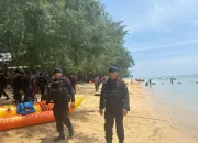 Patroli Satbrimob Polda Sultra Amankan Wisata Pantai Saat Libur Lebaran 1447 H