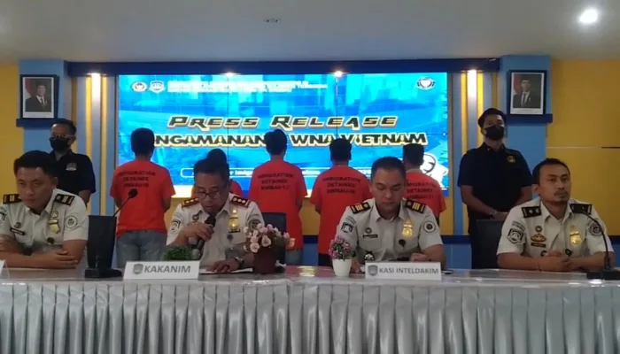 Imigrasi Baubau Amankan Lima WN Vietnam, Diduga Hendak Berangkat Ilegal ke Australia