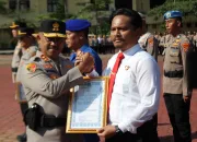 Kapolda Sultra Irjen Pol Didik Agung Widjanarko Beri Reward kepada Personel Berprestasi
